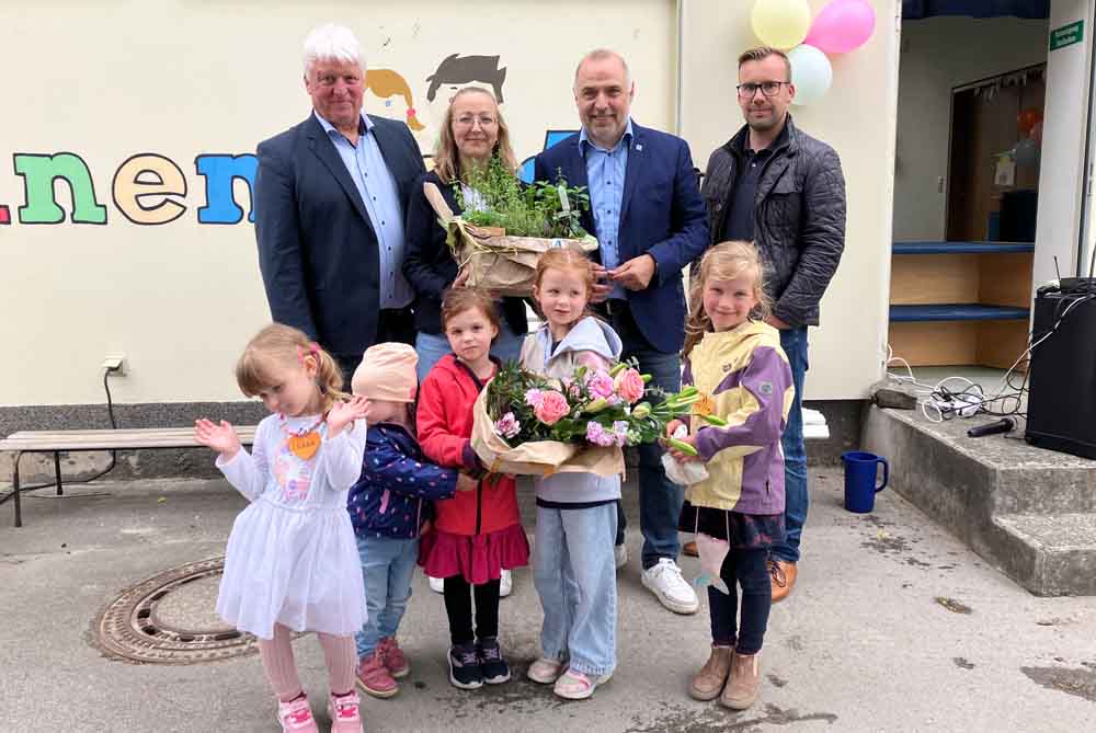 Zum Geburtstagsbesuch anlässlich des 50-jährigen Bestehen des Kindergartens „Sonnenland" in Wennigloh überreichte Bürgermeister Ralf Paul Bittner im Beisein von Michael John und Fabian Schrieck ein Kräutergeschenk an die Leiterin der Einrichtung, Kathleen Clauss, sowie Kinder aus der Einrichtung