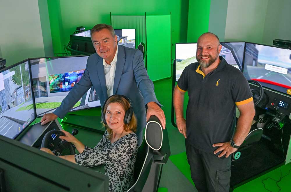 Fahrlehrer und Inhaber Patrick Reichert und seine Frau und Mitinhaberin Xenia Reichert erläutern Oberbürgermeister Claus Kaminsky wie die Fahrstunde am Simulator funktioniert