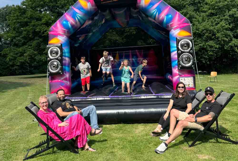 Enrico Baldassarri, Laura Estner, Khaled El Osman und Kerstin Walberg freuen sich auf das Hüpfburgenfest am Jugendzentrum Nord