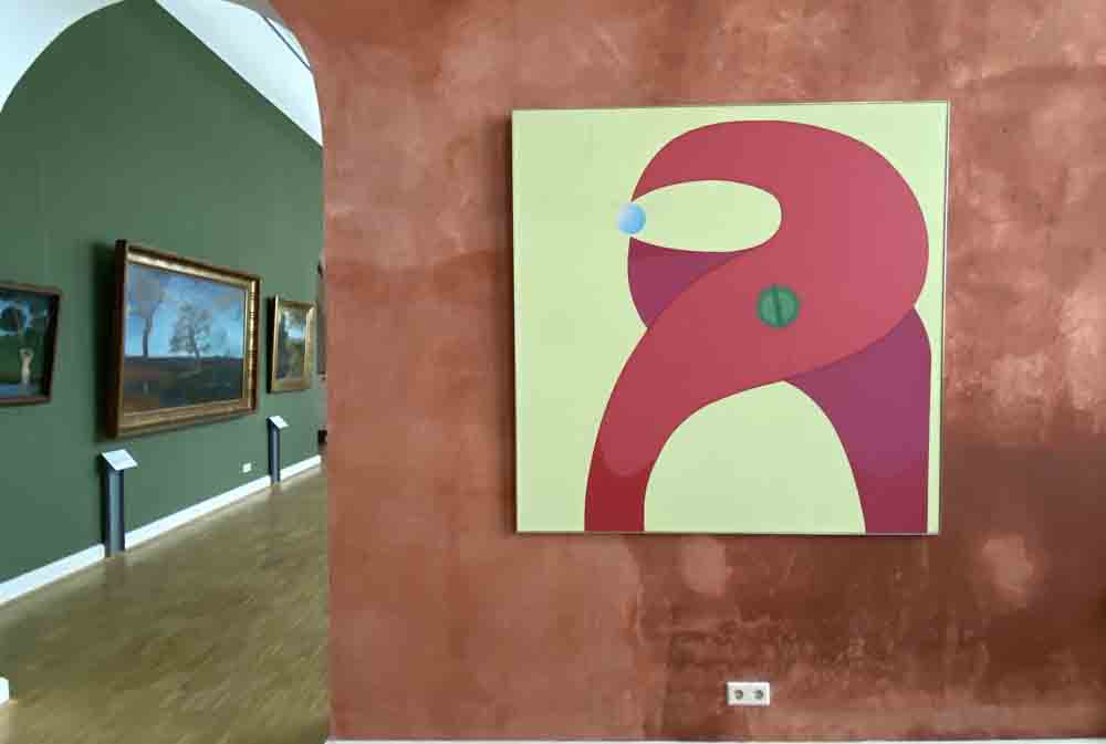 Blick in den Ausstellungsraum, in dem das Gemälde von Sine Hansen präsentiert wird