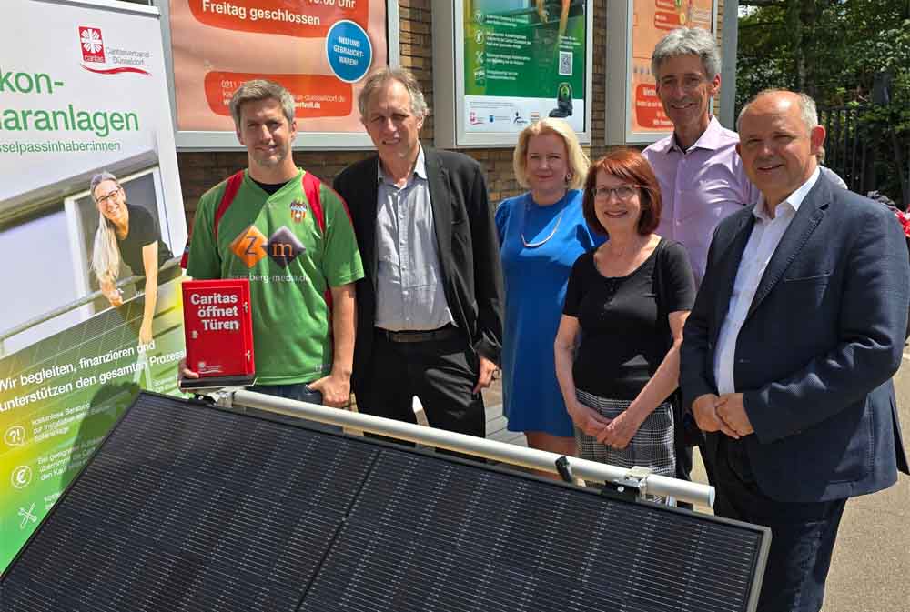 Vermieter Tobias Waldvogel, Jochen Kral (Dezernent für Mobilität und Umwelt), Anna Gockel-Gerber (Vorstand Caritas Düsseldorf), Beate Werthschulte (Vorstandsmitglied BürgerStiftung Düsseldorf), Stefan Bongenberg (Projektleiter Caritas Düsseldorf), Ansgar Funcke (Vorstand Caritas Düsseldorf)