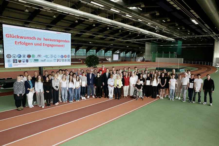 Oberbürgermeister Dr. Stephan Keller und Stadtsportbund-Präsident Peter Schwabe zeichneten die erfolgreichen Athletinnen und Athleten aus Düsseldorfer Vereinen aus