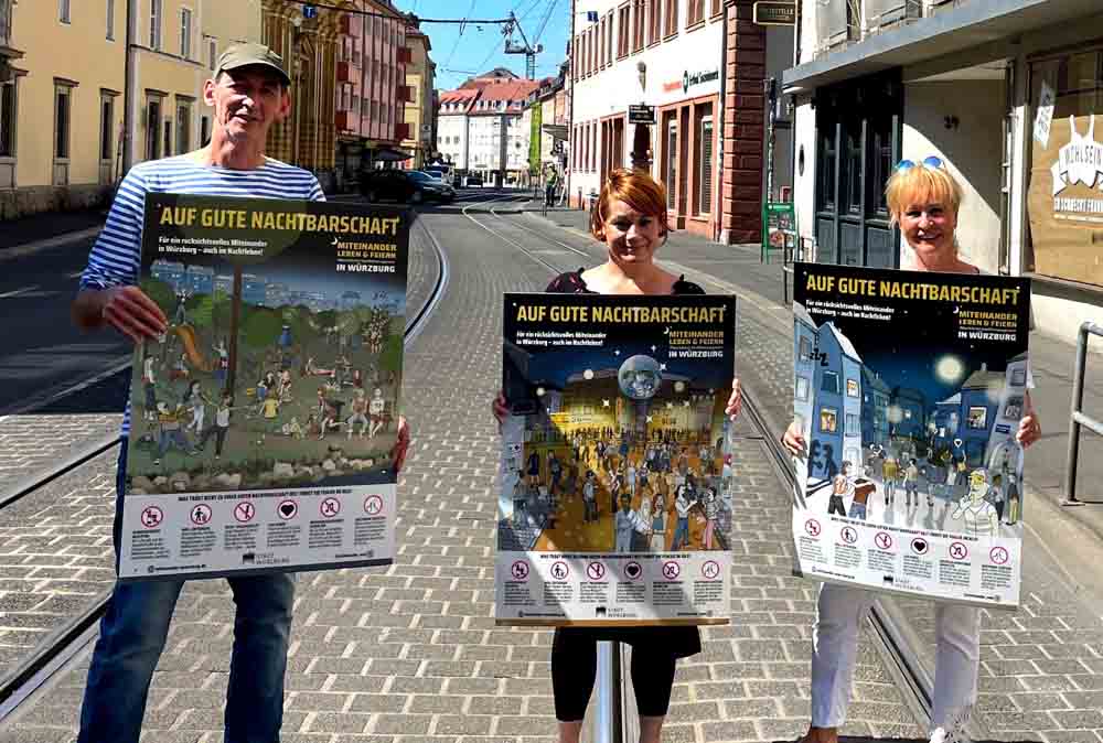 Thilo Wolf, Nachtmediator und Illustrator der Plakate, präsentiert gemeinsam mit den Konfliktmanagerinnen Jenifer Gabel und Claudia Gogger vom Projekt „Miteinander leben & feiern" die Motive der Kampagne