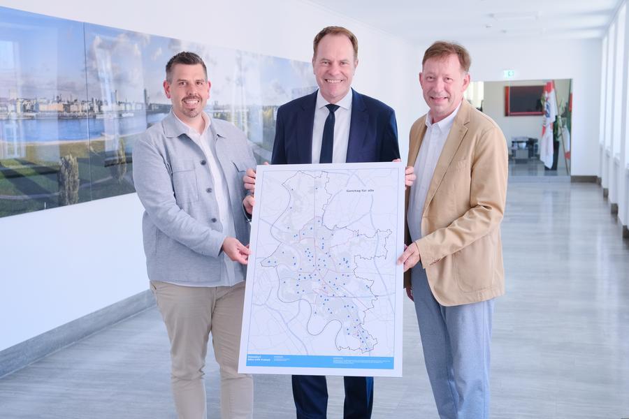 Oberbürgermeister Dr. Stephan Keller (m.), Stadtdirektor Burkhard Hintzsche (r.) und Thomas Schwindowski, stellvertretender Leiter des Amtes für Schule und Bildung