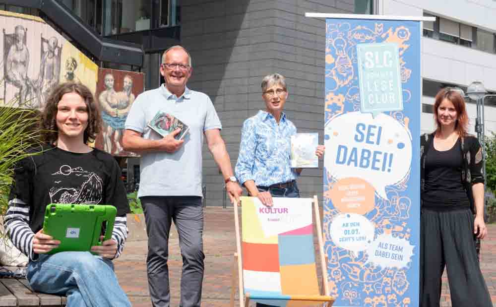Saskia Schumann (Sommerleseclub-Team), Peter Lengwenings (Freunde und Förderer der Mediothek Krefeld e.V.), Sigrid Augustin (Bürgerstiftung Krefeld) und Lisa Beutelspacher (Leitung Kinderbücherei der Mediothek)