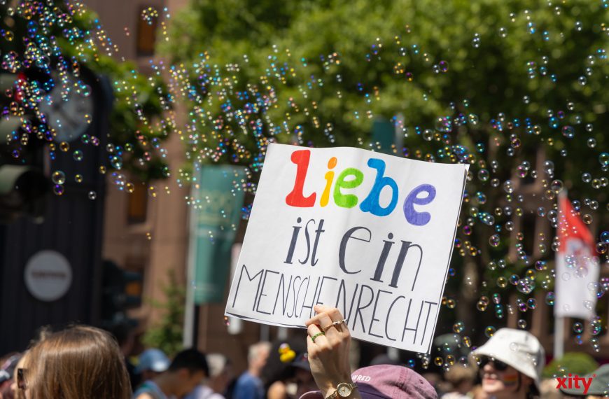 Plakat beim CSD wird hochgehalten