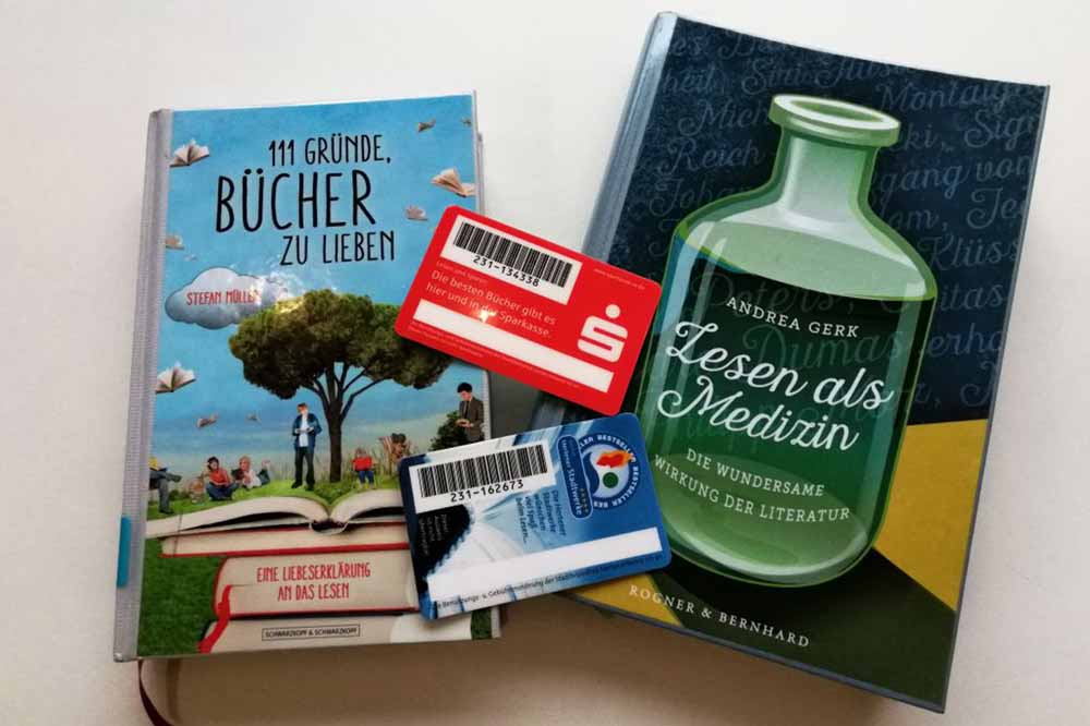 Bibliotheksausweise und Bücher