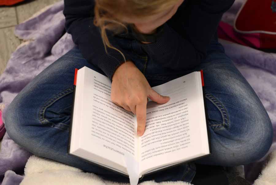 Kind liest in einem Buch