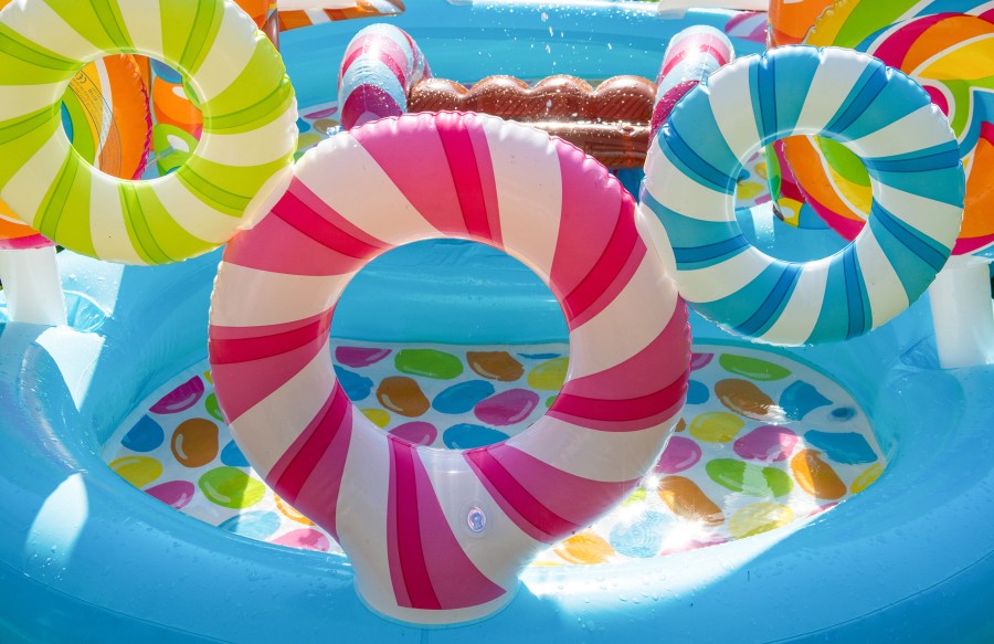 Planschbecken mit Schwimmreifen