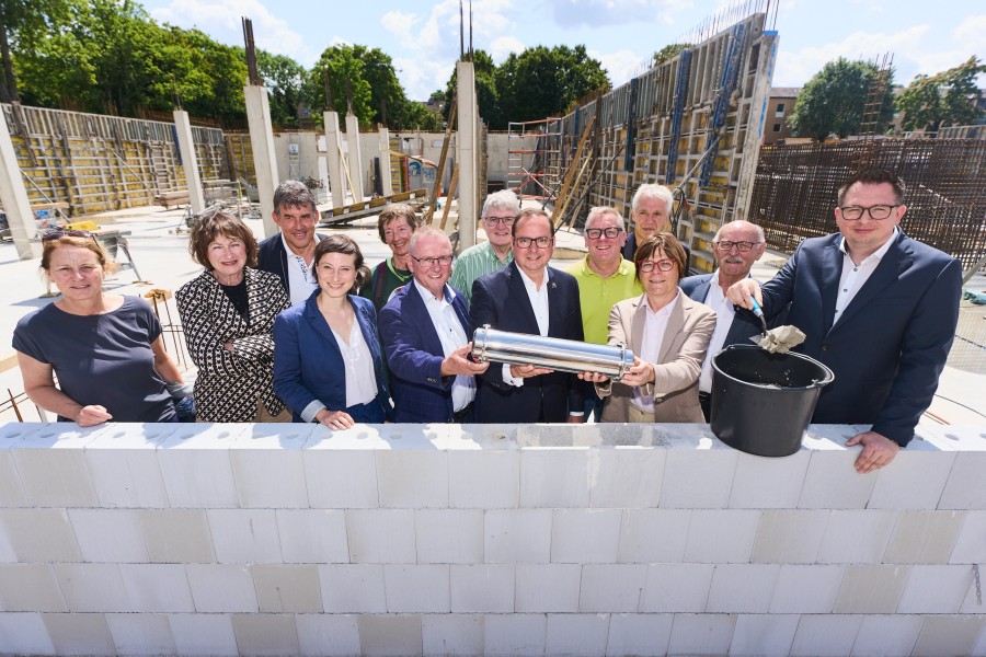 Oberbürgermeister Thomas Kufen gemeinsam mit den beteiligten Akteurinnen und Akteure bei der Grundsteinlegung für das neue Hallenbad Borbeck