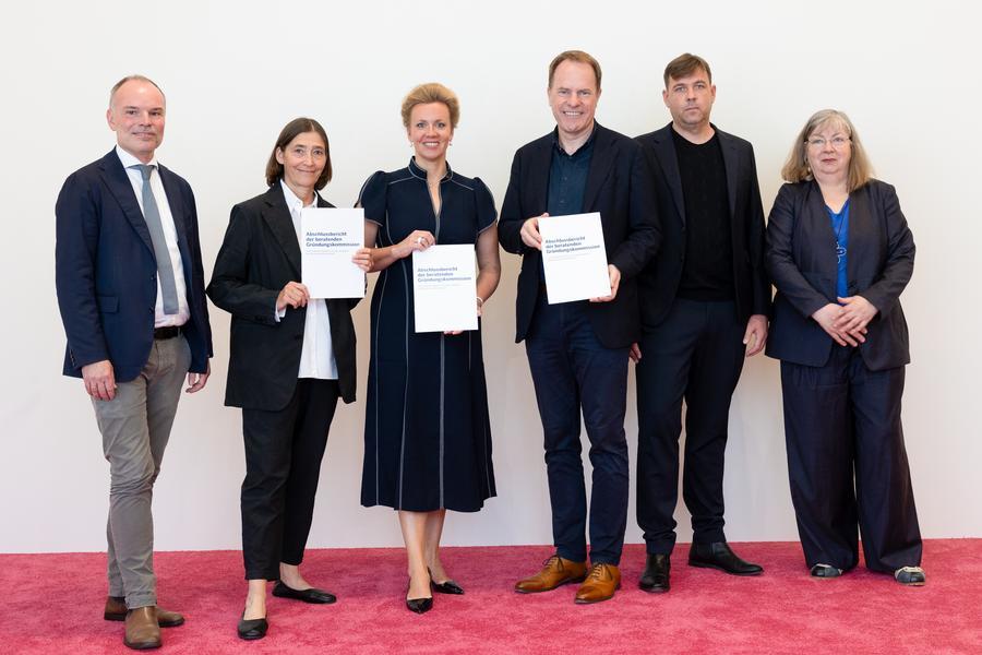 Die Kommissionsmitglieder Prof. Peter Gorschlüter und Prof. Dr. Susanne Gaensheimer legten Ina Brandes, Ministerin für Kultur und Wissenschaft des Landes Nordrhein-Westfalen, und Dr. Stephan Keller, Oberbürgermeister der Landeshauptstadt, Düsseldorf, zusammen mit den Kommissionsmitgliedern Inka Schube und Moritz Wegwerth den Abschlussbericht der Gründungskommission vor
