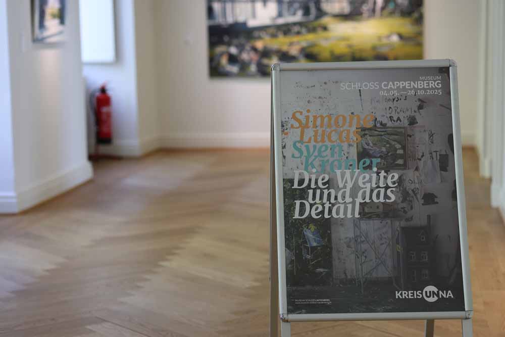 Werbeschild zur Ausstellung "Die Weite und das Detail"