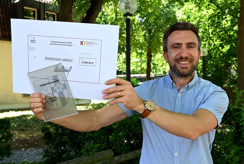 KI-Leiter David Wotschel präsentiert den Integrationspreis