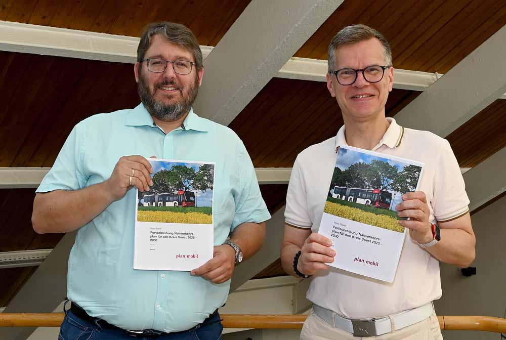 Dezernent Peter Franken (r.) und Planer Gunnar Wolters stellen den vom Kreistag verabschiedeten neuen Nahverkehrsplan vor