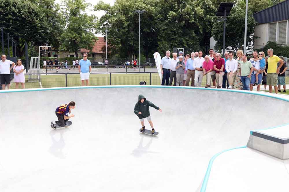 Skater im Skatebowl des neuen Funsport-Bereichs