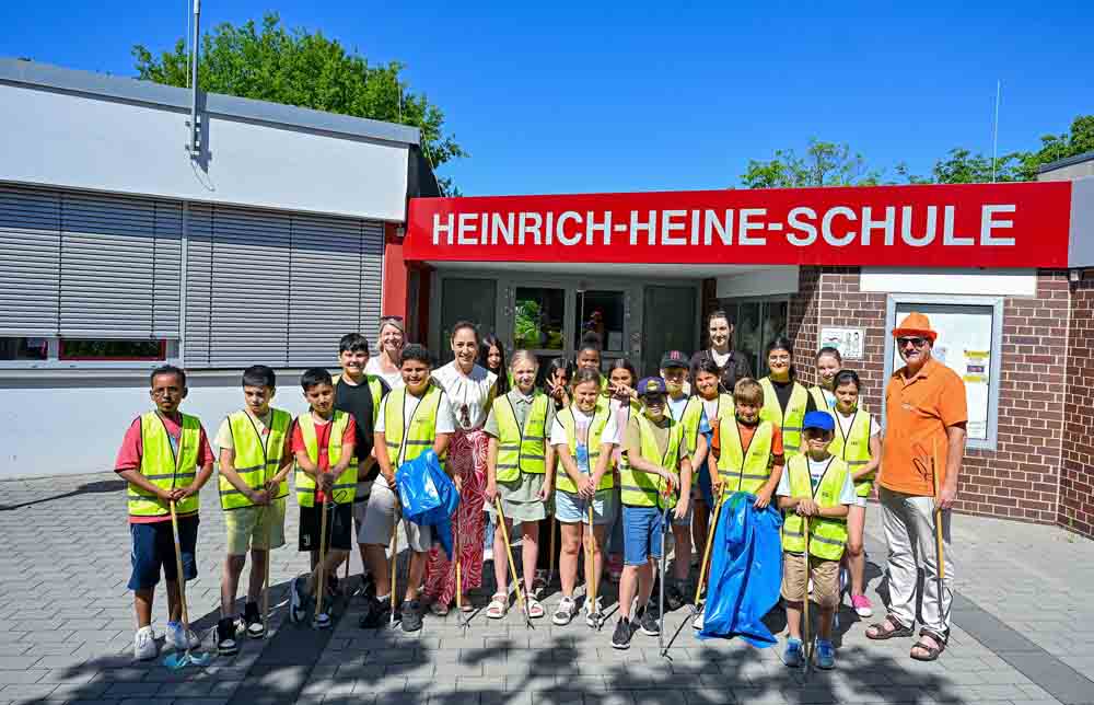 Stadträtin Isabelle Hemsley sammelte gemeinsam mit HIS-Mitarbeiter Andreas Schneider und den Kindern der Klasse 4C unter Leitung von Lehrerin Anke Reinstädt und Referendarin Katharina Hahn Müll