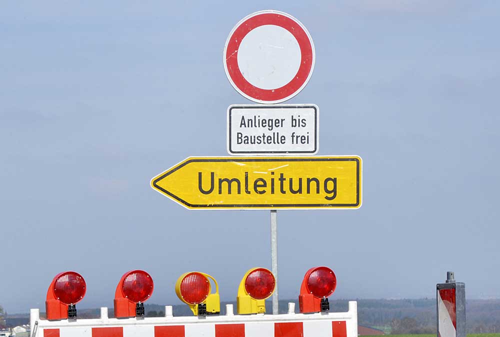 Straßensperrung mit Umleitungsschild
