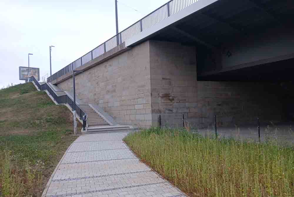 nördliche Freitreppe an der Strombrücke
