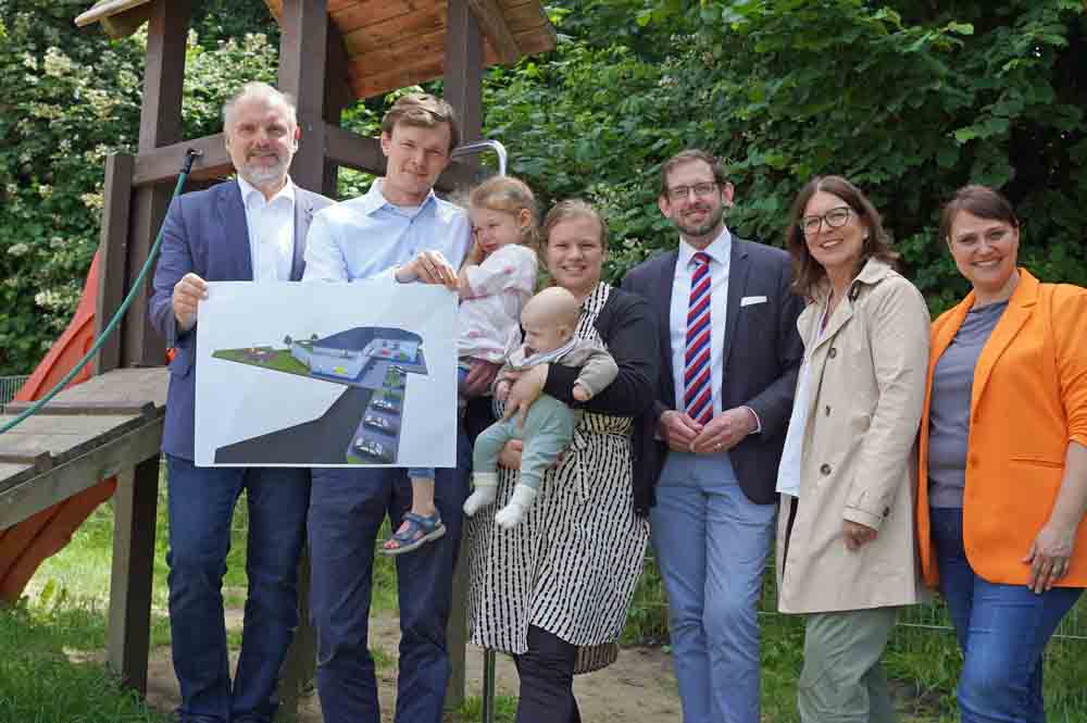 Bürgermeister Dirk Wigant und Eigentümer Jan Wiese zeigen den Entwurf für den geplanten Neubau