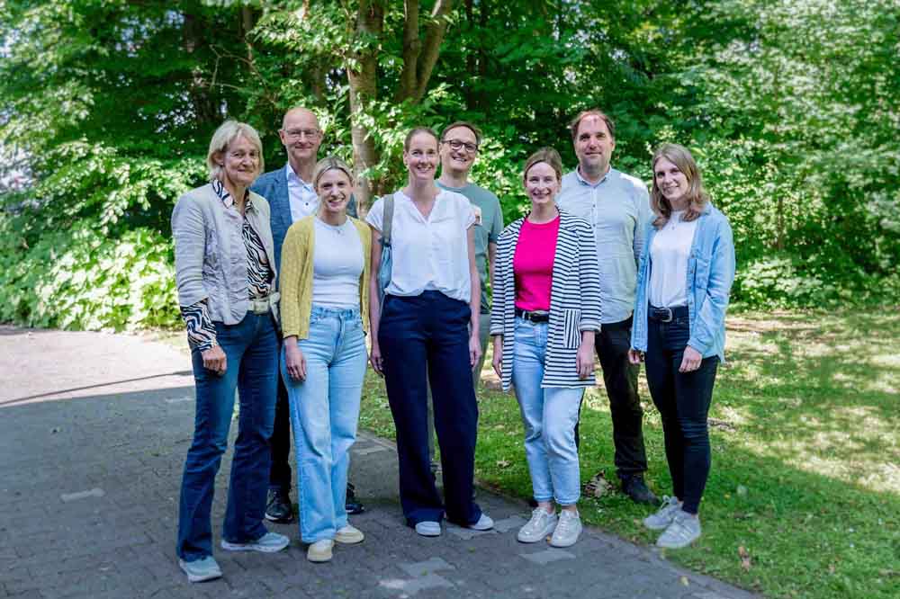 Alexa Senger (Vorsitzende Stiftung Maria Hilf Warstein), Dirk Risse (Wirtschaftsförderer Warstein), Dr. Julia Heidrich (Praxis Dres. med. Becher und Kollegen, Warstein), Sarah Bürger (Praxis Kura und Bürger, Rüthen), Dr. Tobias Samusch (Praxis Dr. med. Tobias Samusch, Soest), Dr. Andrea Bernard (Hausarztpraxis Wilkeplatz, Warstein), Stephan Kura (Praxis Kura und Bürger, Rüthen) und Laura Humbla (Projektleitung Gesundheit, wgf Wirtschaftsförderung Kreis Soest)