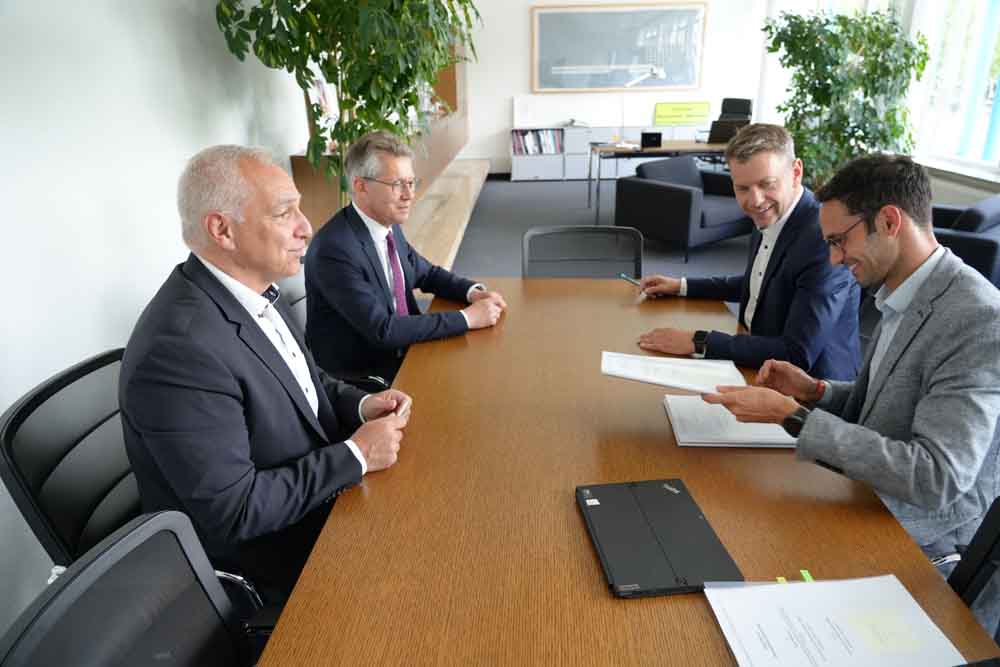 Timo Kaupert (Geschäftsführer der WVG), Dr. Frank Kästner (Geschäftsführer der Stadtwerke Wolfsburg AG), Oberbürgermeister Dennis Weilmann und Marcel Hilbig (Leitung Referat Daten, Strategien und Stadtentwicklung)