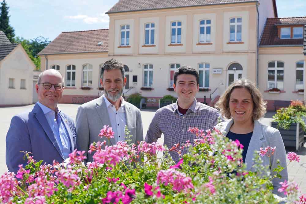 Stadtplaner Benjamin Heinisch erstellen wird. Das Foto zeigt ihn mit Yvonne Krekeler (Leiterin Stadtplanungsamt), Volker Broeske (Fachdezernent für Stadtplanung, Bauordnung und Tiefbau) und dem zuständigen Beigeordneten Markus von der Heide