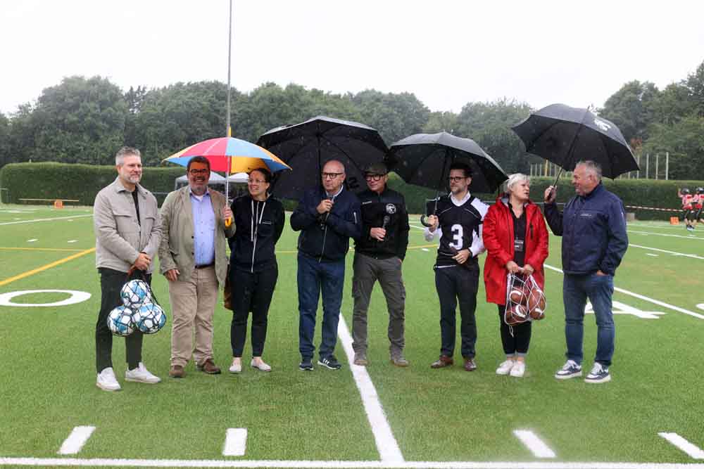 Oberbürgermeister Felix Heinrichs bei der Einweihung des neuen Kunststoffrasenplatzes mit Vertreterinnen und Vertretern der Vereine American Sports Mönchengladbach e.V. und FC Eintracht 1910 Güdderath e.V , der Politik sowie der Sportverwaltung