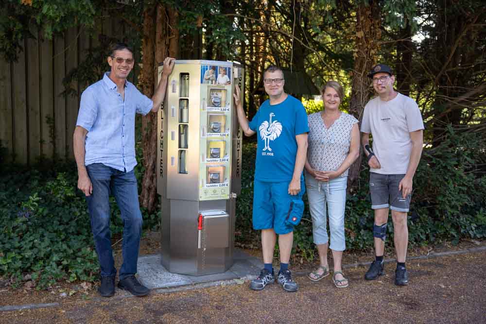 Andreas Euting von der Bocholter Friedhofsverwaltung begutachtet einen der neuen Automaten gemeinsam mit David Höckel, Marlies Knuf (Gruppenleitung) sowie Joel Deckers von der Bürgern-Technik