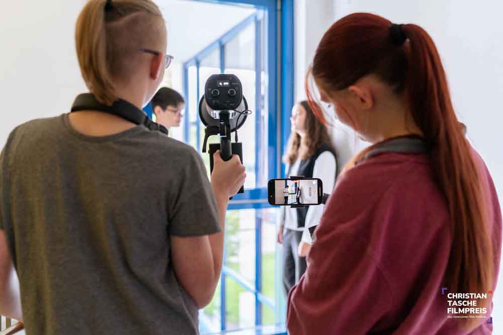 Jugendliche drehen einen Film