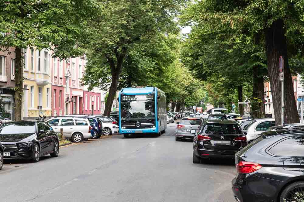 Parkende Fahrzeige auf dem Hansaring