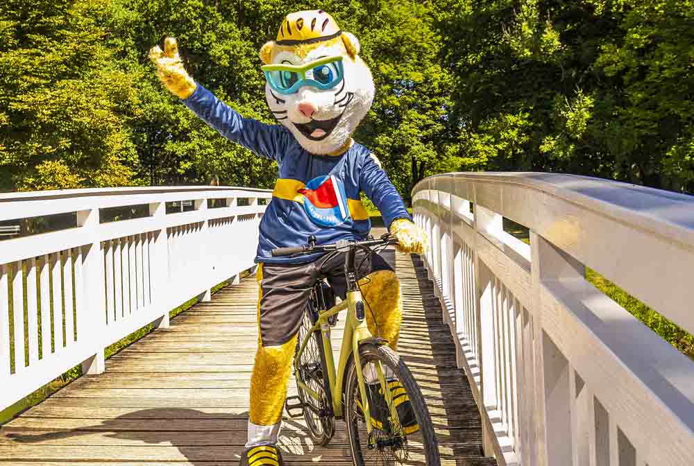 Sattel-Fest Maskottchen Conrad auf dem Fahrrad