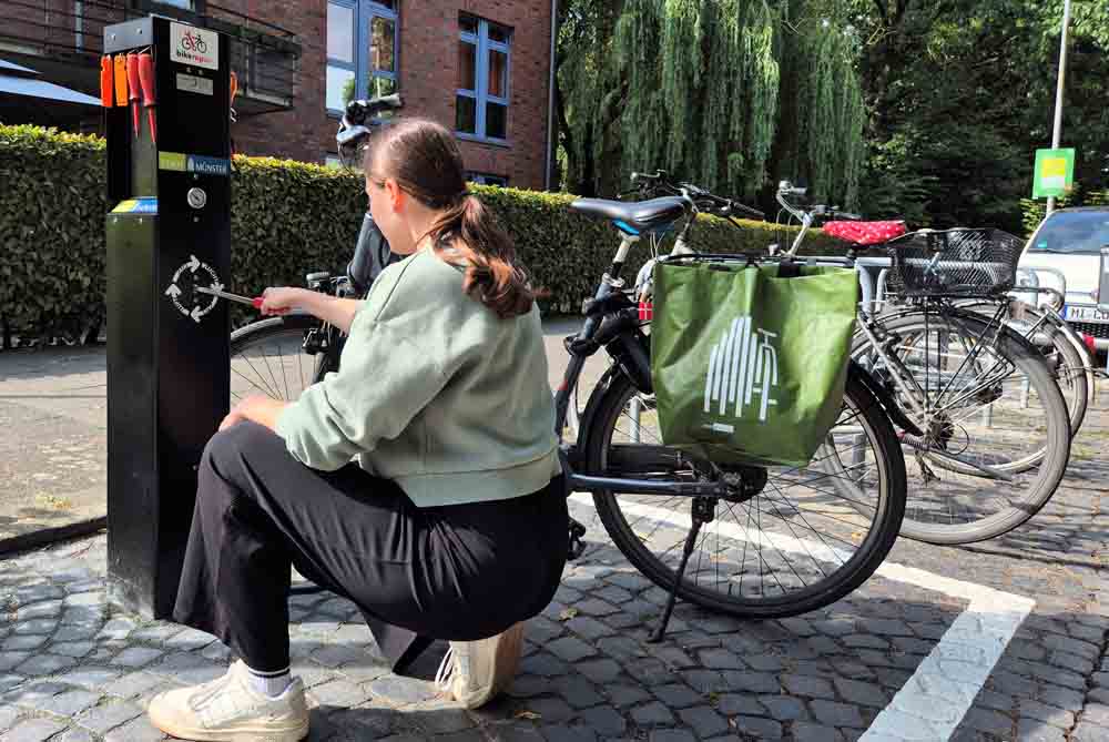 Fahrradfahrerin nutzt die Radservicestation Bismarckallee