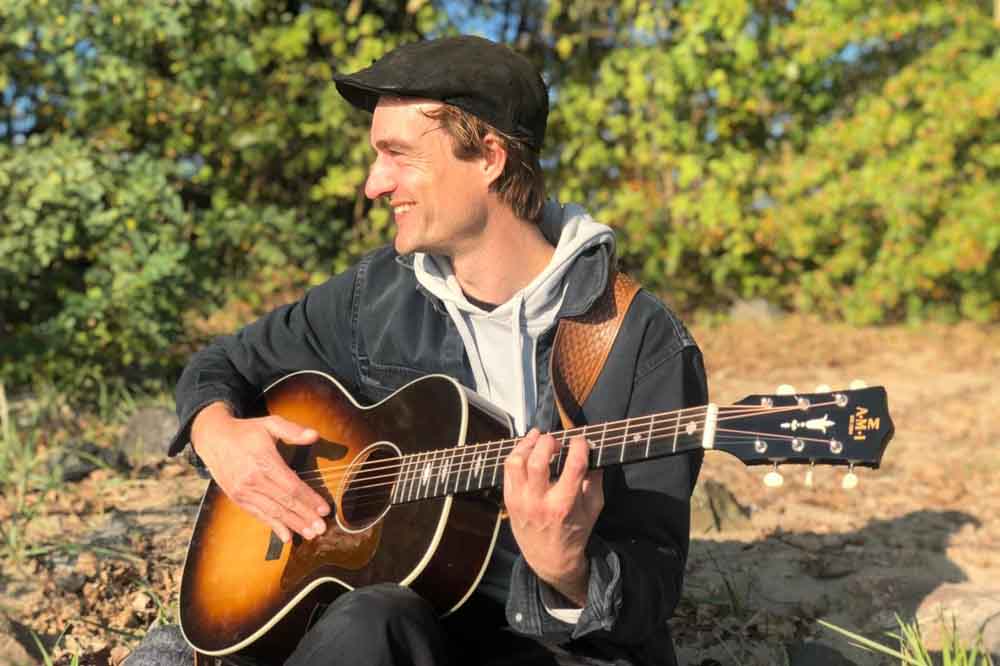 Singer-Songwriter Phil Wood