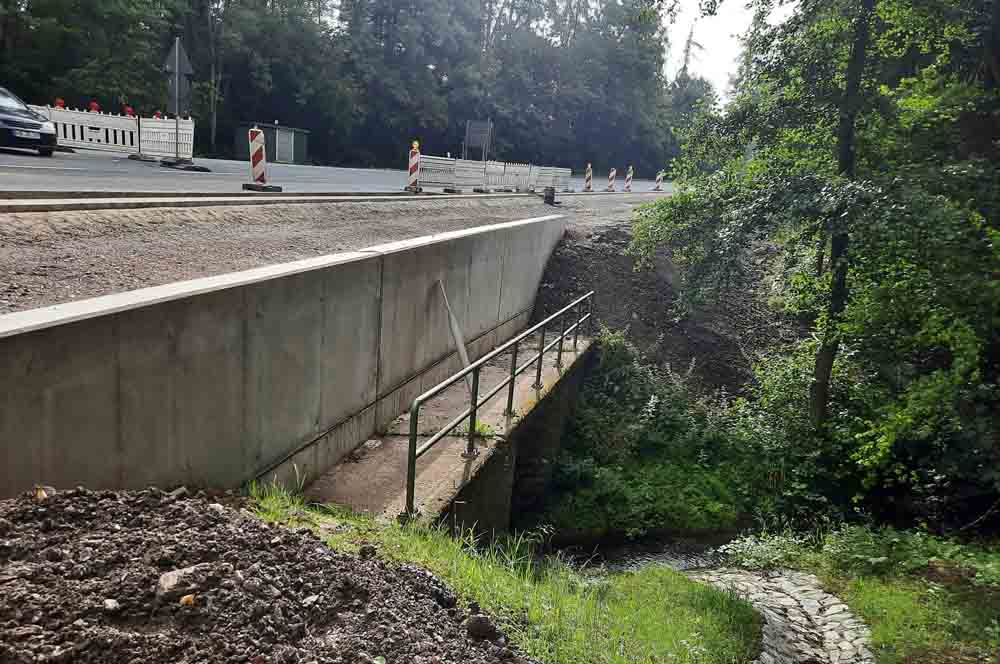 Für den Bürgerradweg Holzen wurde eine neue Brücke für den Durchlass Bieberbach gebaut