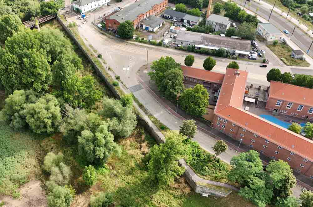 Luftbild Ufermauer Alte Elbe Ost zwischen Kanonenbahnbrücke und Einmündung Deich Bereich Büchnerstraße