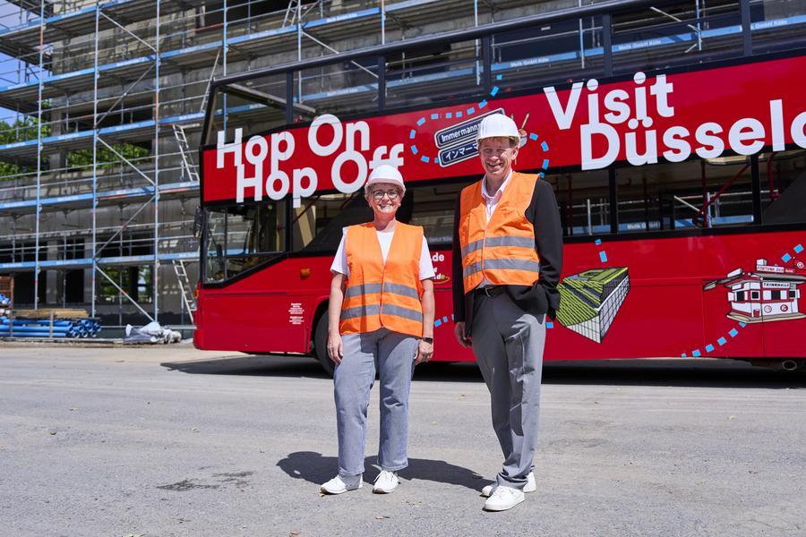 Stadtdirektor Burkhard Hintzsche und Dagmar Wandt, Leiterin des Amtes für Schule und Bildung, bei der Schulbautour