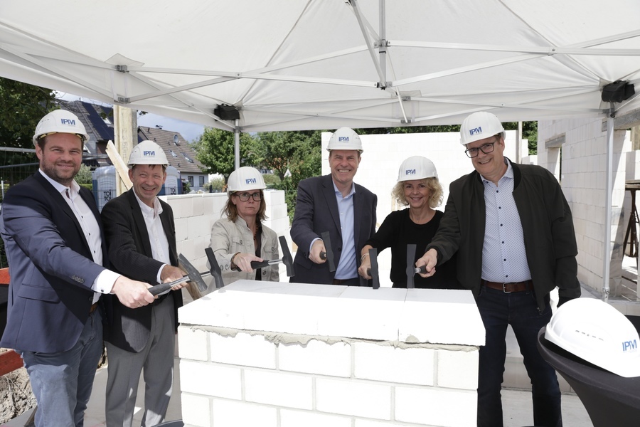 Michael Köhler, IPM-Geschäftsführer, Stadtdirektor Burkhard Hintzsche, Kita-Leiterin Tanja Hoffmann, Oberbürgermeister Dr. Stephan Keller, Anja Kolb-Bastigkeit, Amt für Soziales und Jugend, sowie Thorsten Graeßner, IPM-Aufsichtsrat