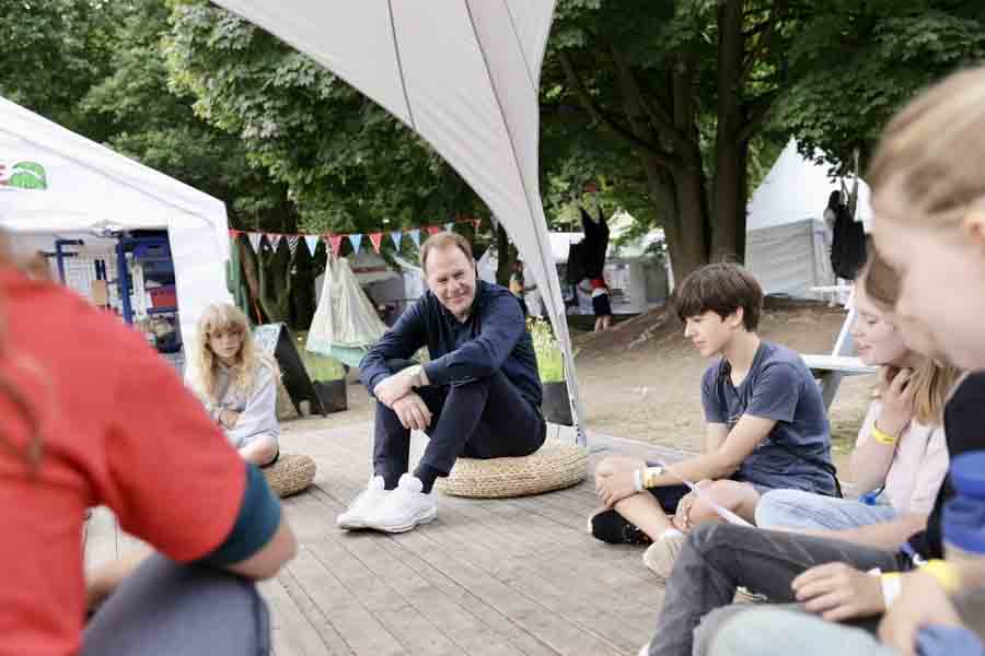 Die Kinder zeigten Oberbürgermeister Dr. Stephan Keller ihre "Stadtoase" im Düsseldörfchen