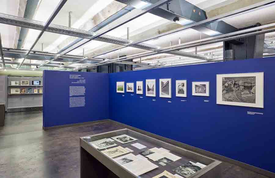 Blick in die Galerieausstellung „Ruth Hallensleben. Auftragsfotografien 1931–1973“
