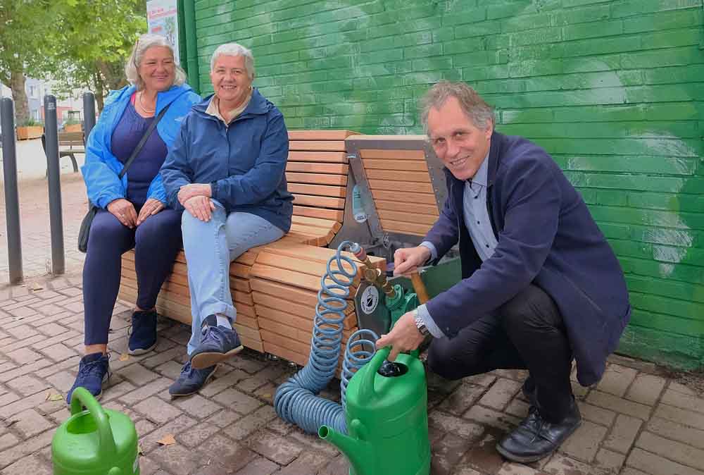 Jochen Kral, Beigeordneter für Mobilität und Umwelt, zapft Wasser aus der Bank ab