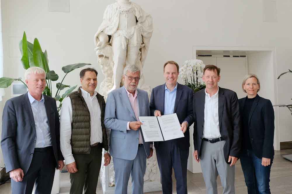 Oberbürgermeister Dr. Stephan Keller hat mit Stadtsportbund-Präsident Peter Schwabe, Stadtdirektor Burkhard Hintzsche, Rainer Klaeren und Meinolf Grundmann vom Vorstand des Stadtsportbundes Düsseldorf e.V.