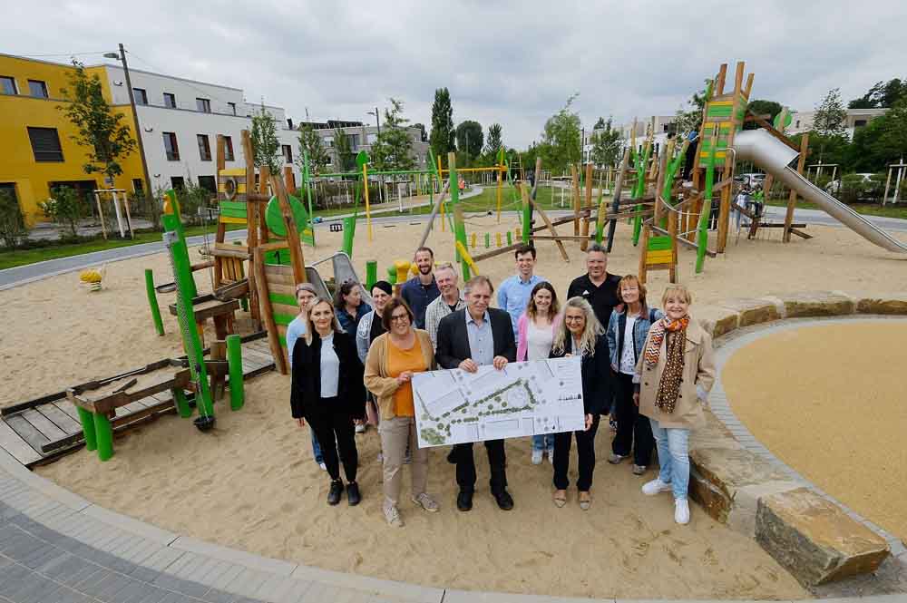 Eröffnung des neuen Spielplatzes in Gerresheim mit Spielplatzpatinnen und paten, Anwohnenden, Bezirksbürgermeisterin Maria Icking, Beigeordneten Jochen Kral und Henrike Mölleken vom Gartenamt und Landschaftsarchitektin Henrike Scriverius