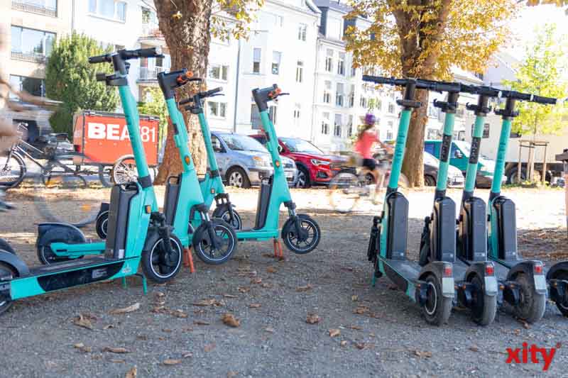 Ansammlung von E-Scootern