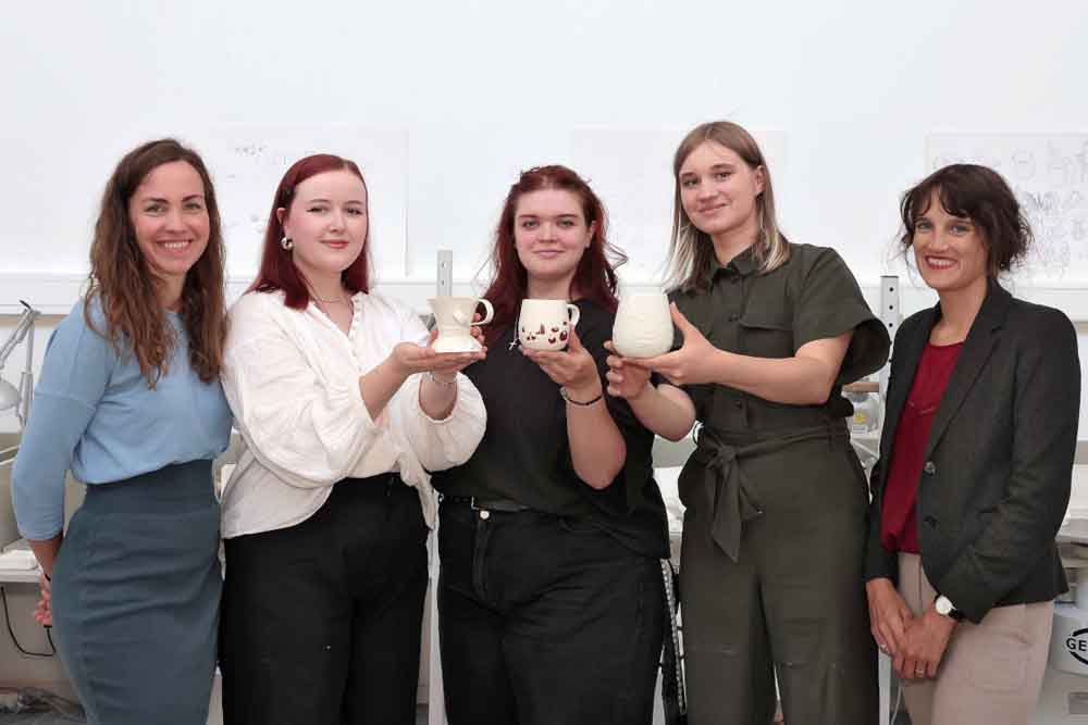 Im Kurs von Professorin Lisa Freyschmidt haben Johanna Feinendegen, Ellen Gricaj und Monika Kizior Prototypen für die mögliche neue Weihnachtstasse gestaltet