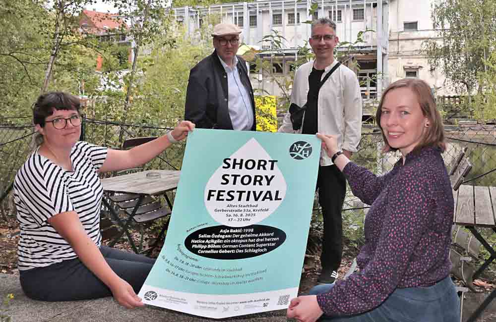 Dr. Thomas Hoeps, Leiter des Niederrheinischen Literaturhauses der Stadt Krefeld, und seine Mitarbeiterin Marlene Jäger sowie Katrin Mevißen und Marcel Beging vom Verein Freischwimmer
