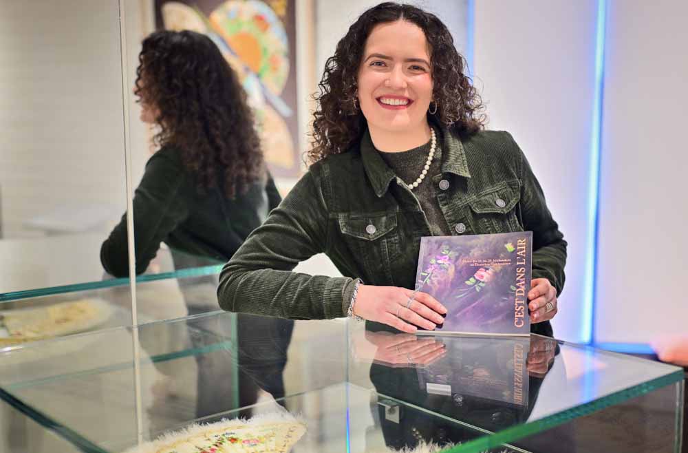 Volontärin Jeanne Spriet in der Kabinett-Ausstellung im Deutschen Textilmuseum Krefeld