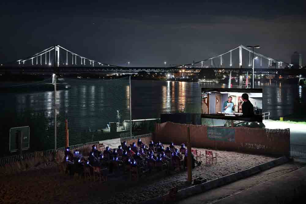 Zuschauer im Werftkino am Rhein