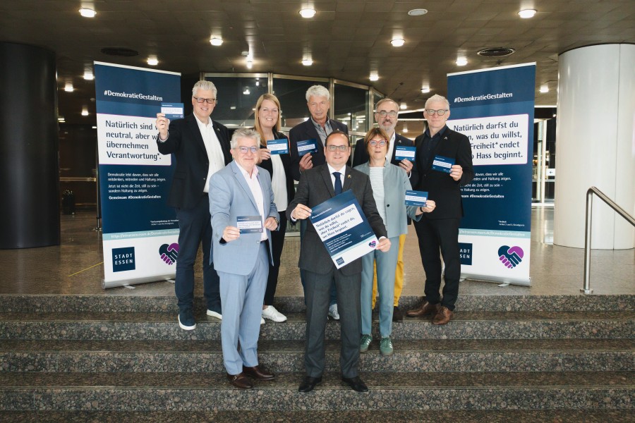 Oberbürgermeister Thomas Kufen gemeinsam mit den Geschäftsbereichsvorständinnen und Geschäftsbereichsvorständen und Kai-Uwe Gaida, Vorsitzender des Personalrats der Stadt Essen.