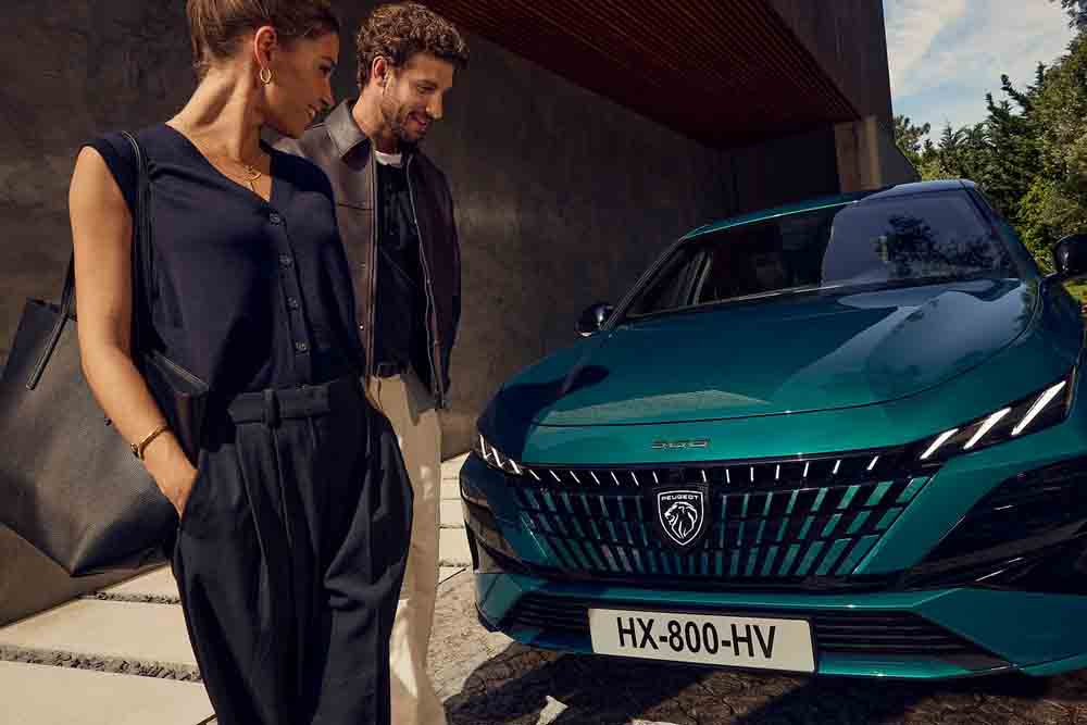 Paar vor dem neuen Peugeot 308