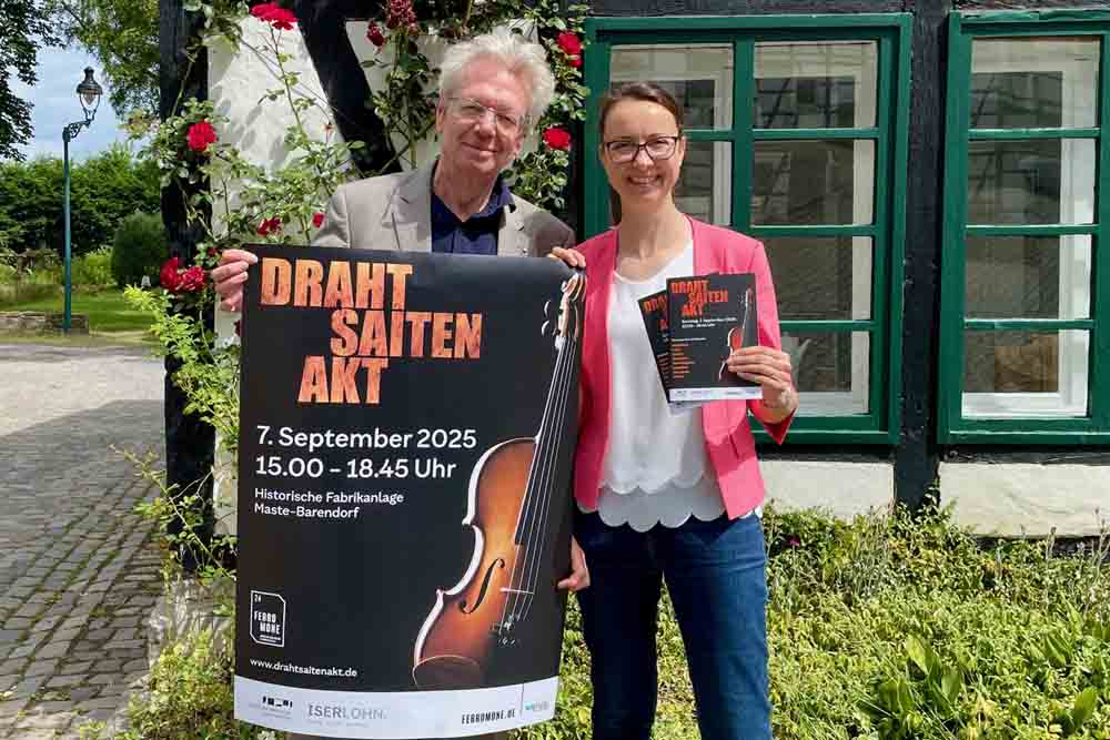 Gitarrist Thomas Kirchhoff und Museumsleiterin Dr. Sandra Hertel